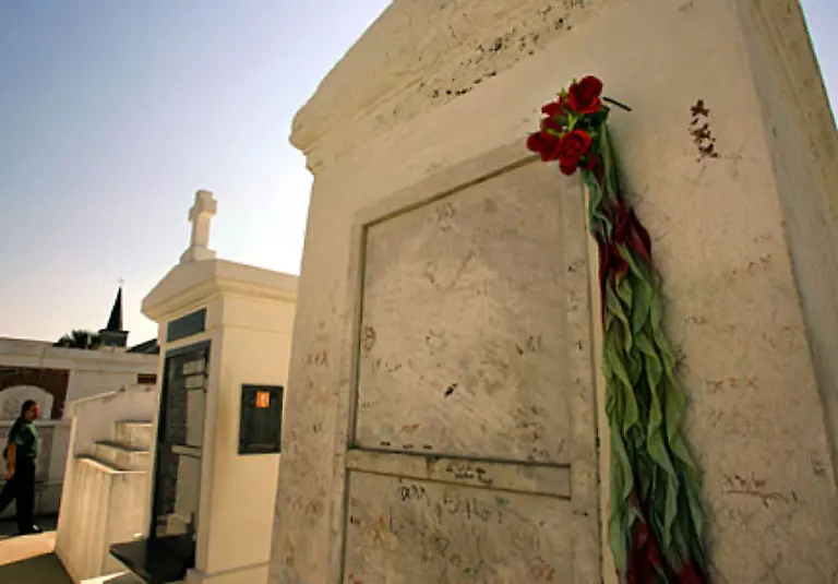 Friedhoefe-in-New-Orleans-sind-ein-Anziehungspunkt-auch-fuer-Touristen-Die-Stadt-ist-auf-Sumpf-gebaut-der-permanent-trocken-gelegt-werden-muss-Wegen-der-Seuchengefahr-durch-den-feuchten-Boden-werden-die-Toten-in-Mausoleen-bestattet