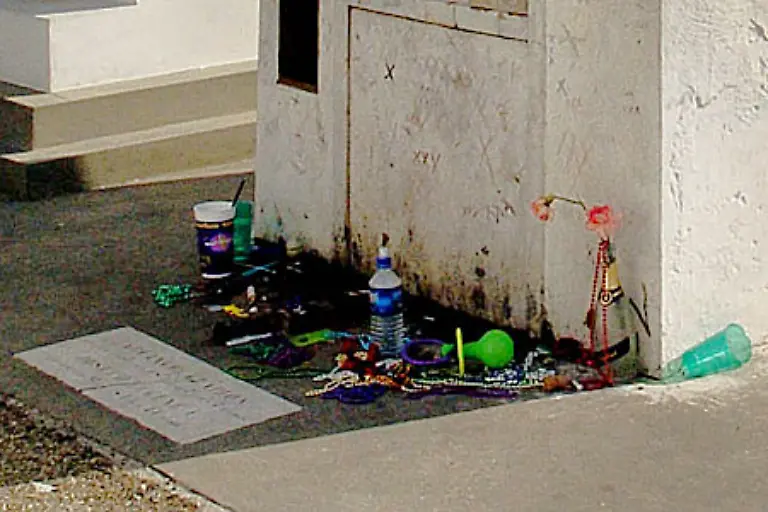 Vor-der-Grabstaette-von-Marie-Laveau-finden-sich-immer-kleine-Mitbringsel-Marie-Laveau-gestorben-1881-war-die-vielleicht-bedeutendste-Voodoo-Priesterin-der-Stadt-die-bis-heute-von-vielen-verehrt-wird-Die-Devotionalien-gehoeren-zum-Voodoo-Kult