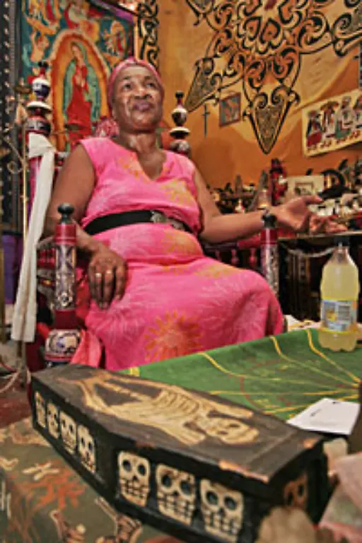 Voodoo-ist-eine-Religion-die-die-schwarzen-Sklaven-aus-ihrer-Heimat-mitbrachten-und-die-bis-heute-in-New-Orleans-praktiziert-wird-auf-dem-Bild-eine-heutige-Priesterin-Ungewoehnlich-in-New-Orleans-ist-die-Verbindung-mit-katholischen-Ritualen