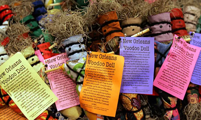 Vieles-was-in-New-Orleans-als-Voodoo-verkauft-wird-hat-allerdings-nicht-viel-mit-der-noch-gelebten-Religion-zu-tun-sondern-ist-fuer-Touristen-gedacht