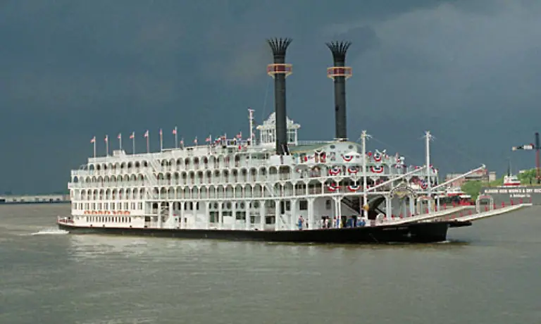 Denen-war-vor-allem-am-Zugang-zum-Hafen-von-New-Orleans-gelegen-Denn-die-Stadt-liegt-direkt-am-Mississippi-bis-heute-einer-der-wichtigsten-Transportwege-der-USA