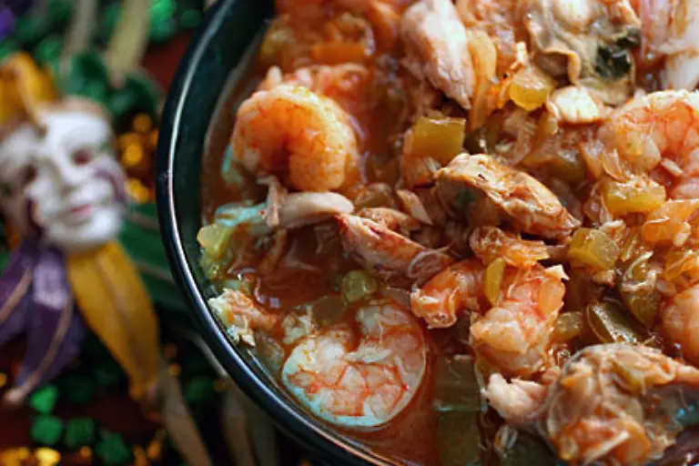 Es-gibt-die-kreolische-und-die-Cajun-Traditionen-auch-in-der-Kueche-Das-beruehmteste-Gericht-beider-Gruppen-ist-das-Gumbo-Die-Cajuns-sind-Nachfahren-der-aus-Nova-Scotia-vertriebenen-Franzosen