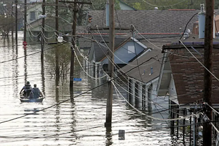 Durch-den-Hurrikan-waren-Deiche-des-Lake-Pontchartrain-gebrochen-Die-unter-dem-Meeresspiegel-liegende-Stadt-wurde-geflutet-und-stand-schliesslich-mehr-als-acht-Meter-unter-Wasser