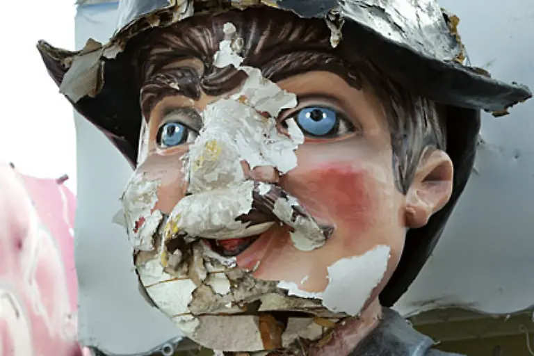 Dennoch-feierten-die-ersten-Bewohner-der-Stadt-bald-nach-der-Katastrophe-wieder-ihren-Mardi-Gras-auch-zum-Teil-mit-zerstoerten-Umzugswagen