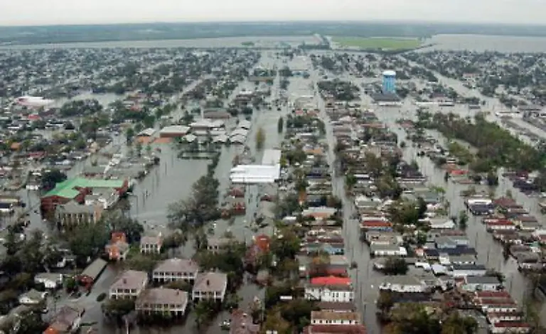 Hurrikan-Katrina-hat-das-schoene-New-Orleans-unter-Wasser-gesetzt-Die-Stadt-steuert-auf-eine-humanitaere-Katastrophe-zu-Es-gibt-weder-Nahrungsmittel-noch-Trinkwasser-wie-der-Radiosender-4WWL-berichtet