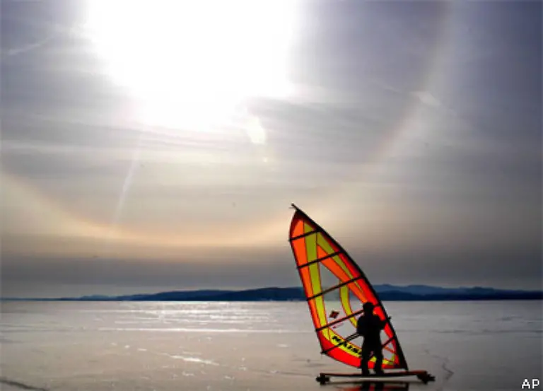 Der-Treibhauseffekt-ist-lebenswichtig-Die-Lufthuelle-unseres-Planeten-laesst-das-einfallende-Sonnenlicht-hinein-und-sorgt-gleichzeitig-dafuer-dass-ein-Grossteil-der-vom-Erdboden-abgestrahlten-Waerme-drinnen-bleibt