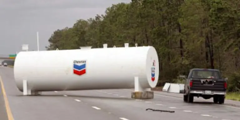 Auf-der-Interstate-10-bei-Gulfport-steht-ein-einsamer-Tank-der-offenbar-vom-Wind-oder-dem-Wasser-auf-die-Strasse-befoerdert-wurde