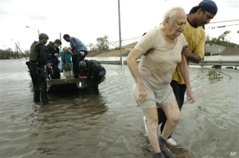 Rettungskraefte-bringen-in-New-Orleans-alte-Menschen-in-Sicherheit