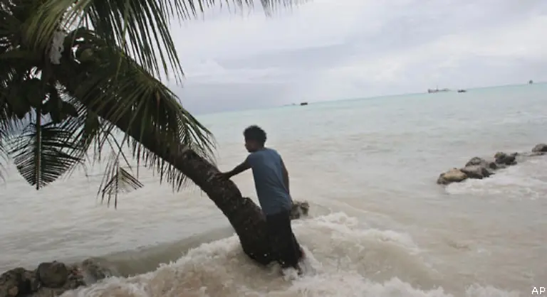 Aehnlich-ergeht-es-den-Insel-Staaten-Kiribati-Bild-den-Cook-Inseln-und-Fidschi-Auf-Kiribati-wurden-1999-zwei-unbewohnte-Atolle-ueberflutet