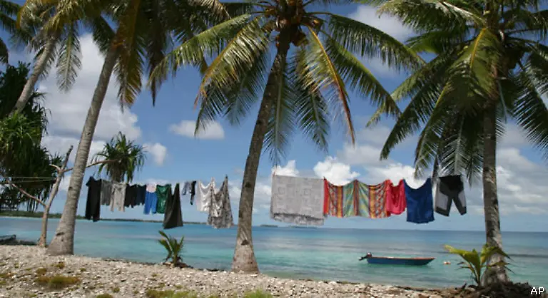 Die-Regierung-von-Tuvalu-hat-ein-Abkommen-mit-Neuseeland-getroffen-Das-Land-hat-sich-bereit-erklaert-die-11-600-Einwohner-aufzunehmen-wenn-es-brenzlig-wird-In-50-Jahren-so-fuerchtet-die-Regierung-koennte-das-Inselreich-verschwunden-sein