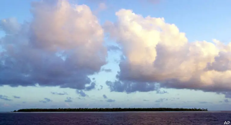 Auf-Kiribati-haben-die-100-000-Einwohner-als-Trinkwasser-praktisch-nur-noch-Regen-Die-ohnehin-nur-flachen-Suesswasser-Reservoire-versalzen-durch-den-steigenden-Meeresspiegel