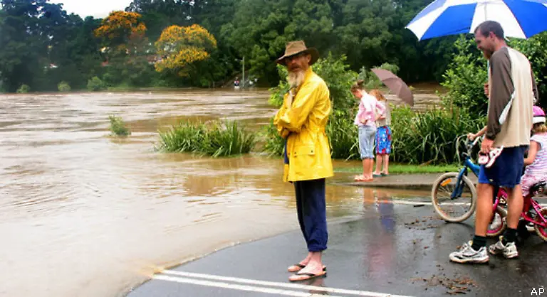 In-Australien-setzen-starke-Niederschlaege-Anfang-des-Jahres-zahlreiche-Wuesten-Staedte-unter-Wasser-Der-Grund-Trockener-Boden-kann-Regen-nicht-aufnehmen-das-Wasser-fliesst-oberirdisch-ab