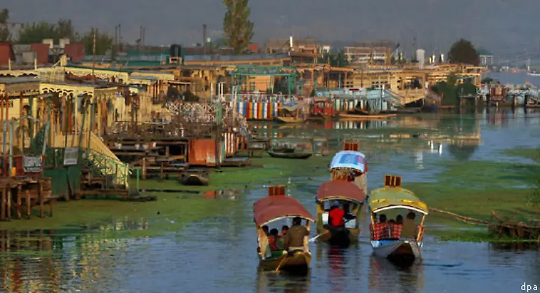 Der-Dal-Lake-im-indischen-Teil-Kaschmirs-ist-in-den-vergangenen-40-Jahren-von-einst-30-Quadratkilometern-auf-weniger-als-die-Haelfte-geschrumpft