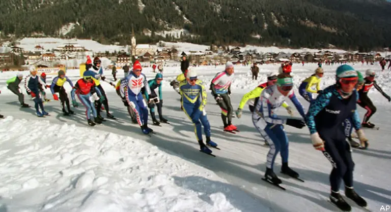 In-Oesterreich-musste-in-diesem-Jahr-der-traditionelle-Eisschnelllauf-Marathon-auf-dem-Weissensee-abgesagt-werden-Erstmals-seit-119-Jahren-hat-der-in-930-Meter-Meeresspiegelhoehe-gelegene-See-in-Kaernten-um-diese-Jahreszeit-keine-tragende-Eisdecke