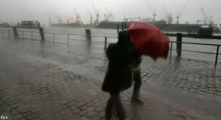 Fast-gesichert-ist-dass-sommerliche-Starkniederschlaege-und-Gewitter-zunehmen-sagt-die-Max-Planck-Forscherin-Das-gelte-sowohl-fuer-deren-Anzahl-als-auch-fuer-die-Niederschlagsmenge-Eines-der-betroffenen-Gebiete-ist-etwa-der-gesamte-Einzugsbereich-der-Elbe