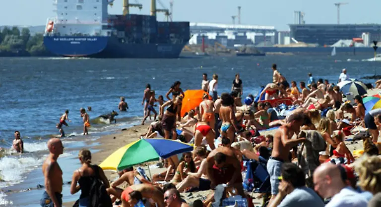 Auch-lange-Hitzeperioden-etwa-wie-im-Jahr-2003-wuerden-kuenftig-wahrscheinlicher-Die-Prognose-sagt-doppelt-so-viele-ein-und-zweiwoechige-Niedrigwaesser-am-Rhein-voraus