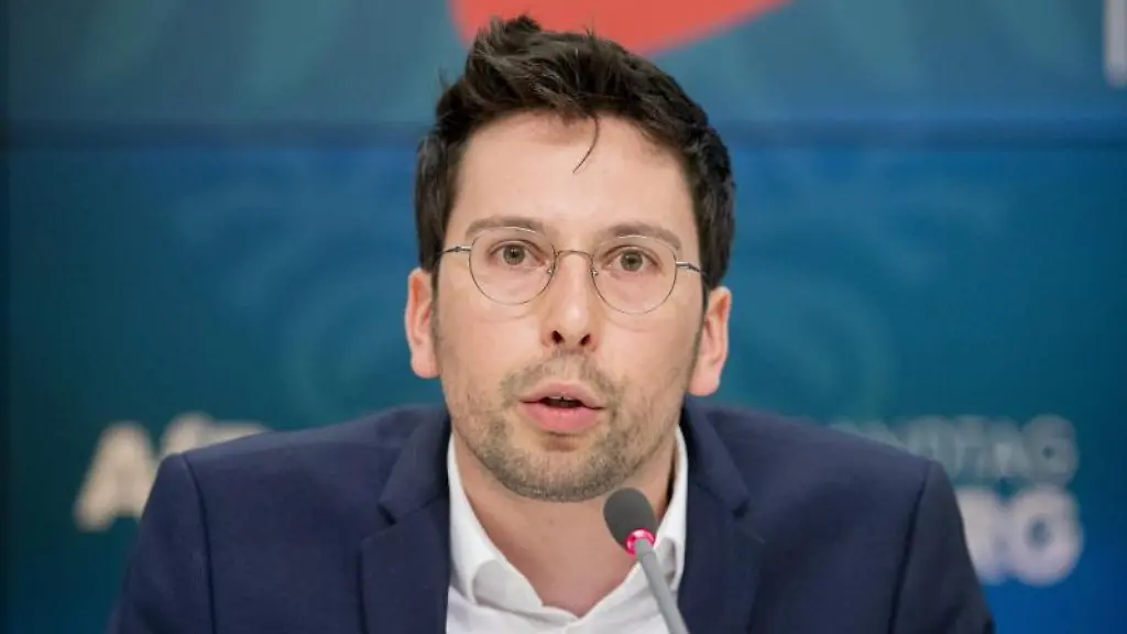 Dennis-Hohloch-Parlamentarischer-Geschaeftsfuehrer-der-AfD-Fraktion-im-Landtag-von-Brandenburg-spricht