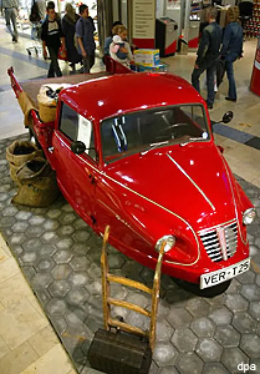 Vor-dem-Krieg-wurde-Borgward-mit-dem-Blitzkarren-gross-Ein-minimalistisches-Transportvehikel-mit-drei-Raedern-und-2-2-PS-Damit-konnten-immerhin-fuenf-Zentner-bewegt-werden