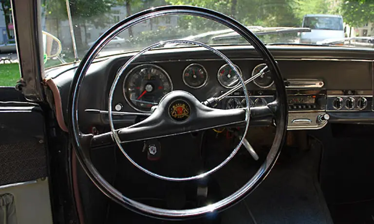 Er-war-der-Versuch-endlich-in-die-automobile-Oberklasse-vorzustossen-Dementsprechend-war-auch-die-Serienausstattung-schon-recht-umfangreich-vier-Rundinstrumente-Schalthebel-am-Lenkrad-und-die-Feststellbremse