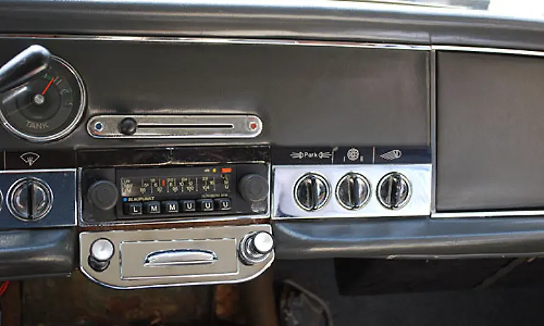 Hinzu-kamen-noch-Parkleuchten-und-eine-Heizung-mit-Geblaese-die-fuer-ein-fuer-damalige-Zeiten-luxurioeses-Ambiente-sorgte-Auch-die-Vorrichtung-fuer-das-Autoradio-war-keine-Selbstverstaendlichkeit-Das-Radio-in-diesem-Auto-ist-natuerlich-ein-etwas-juengeres-Baujahr