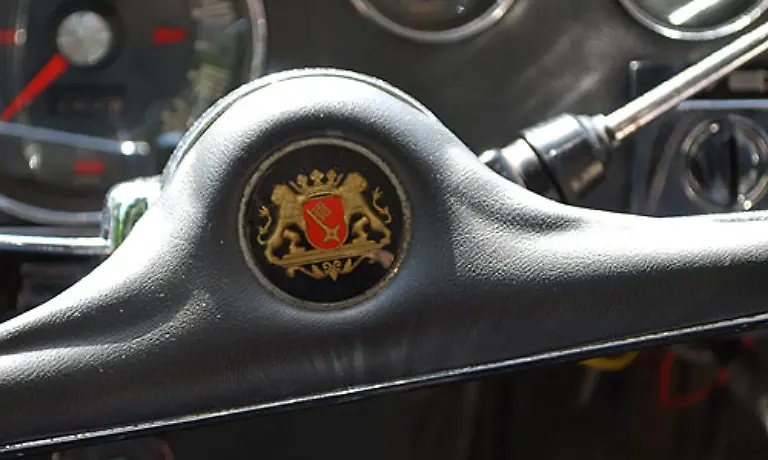 In-der-Mitte-des-Lenkrads-das-Wappen-der-Freien-Hansestadt-Bremen