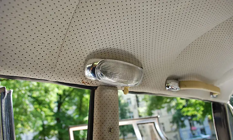 Eine-Innenbeleuchtung-fuer-die-vorderen-Sitze-und-den-Fond-Auch-die-Haltegriffe-hinten-waren-Serie