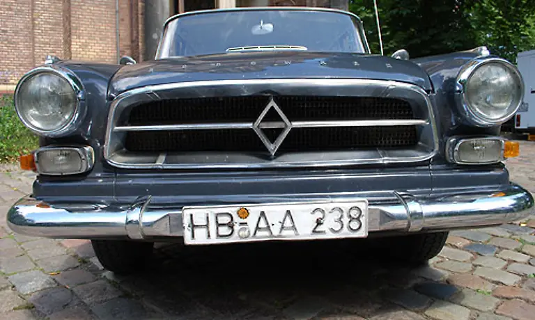 In-der-Mitte-des-Kuehlergrills-prangt-der-Rhombus-das-Markenzeichen-von-Borgward-Die-Form-des-Grills-erinnert-fast-an-das-Haifischmaul-des-Opel-Kapitaen