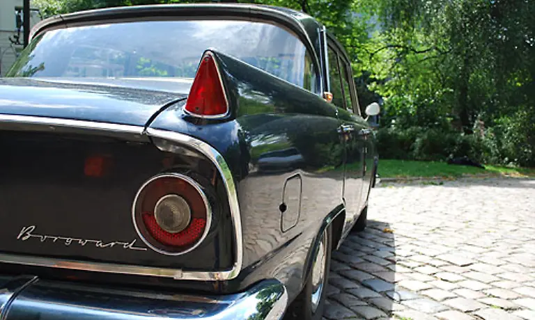 Die-Sieke-unter-den-Seitenfenstern-zieht-sich-von-den-vorderen-Kotfluegeln-bis-zum-Heck-des-P-100