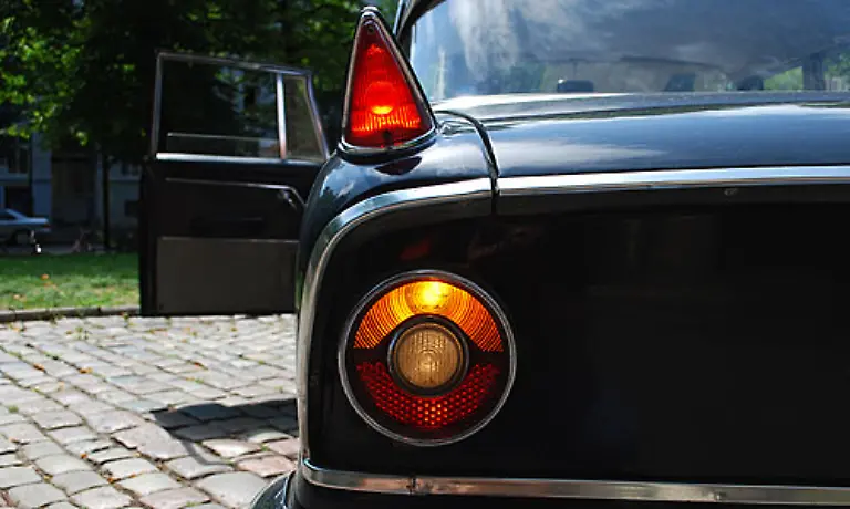 In-der-Mitte-sind-die-Rueckfahrscheinwerfer-integriert-im-unteren-Teil-weitere-Bremsleuchten-und-im-oberen-die-Blinker