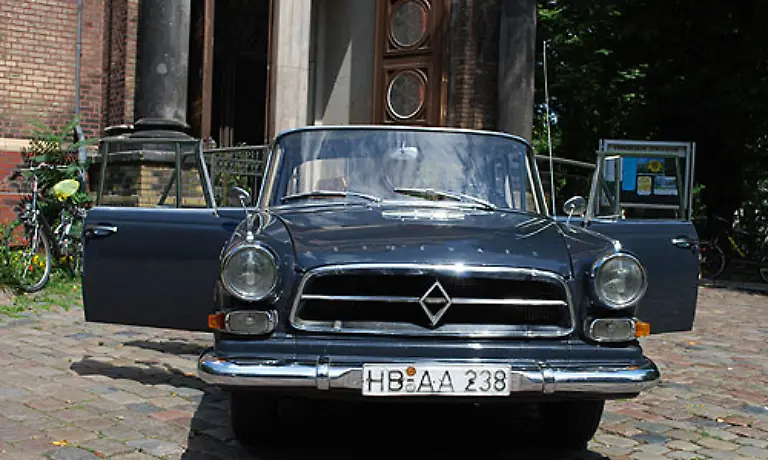 Das-Modell-von-Karsten-Antelmann-hat-schon-so-manchen-Filmeinsatz-hinter-sich-Zuletzt-war-der-P-100-Begleitfahrzeug-fuer-zwei-Szenen-des-Hildegard-Knef-Films