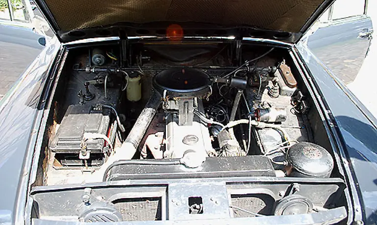 Der-Motor-ist-ein-Reihen-Sechszylinder-und-leistet-100-PS-Damit-schafft-es-der-P-100-auf-160-km-h