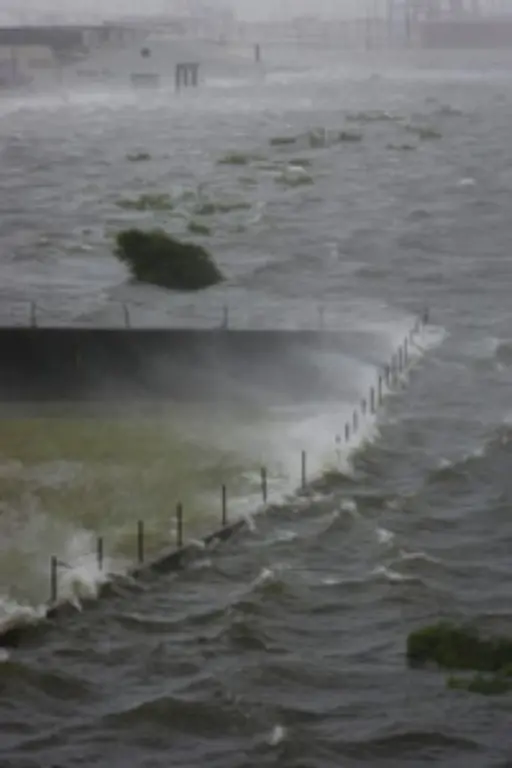 das-Wasser-ueber-die-Staumauern-schwappte