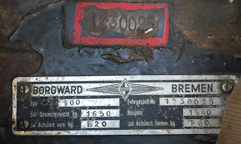 Das-Typenschild-des-P-100-verraet-viel-ueber-die-Herkunft-Die-Fahrgestellnummer-endet-auf-25-Der-25-Wagen-seiner-Bauart