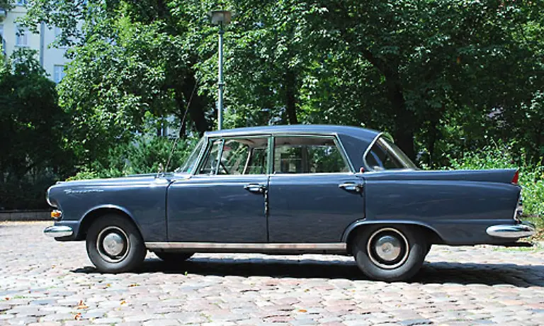 Der-P-100-ist-von-seiner-Form-und-den-Aeusserlichkeiten-ein-besonders-schoenes-Automobil-der-Nachkriegszeit-Die-Heckflossen-die-Panoramascheibe-hinten-und-viel-Chrom-erfreuen-das-Auge-Gleichzeitig-markiert-er-das-Ende-der-Nachkriegsaera