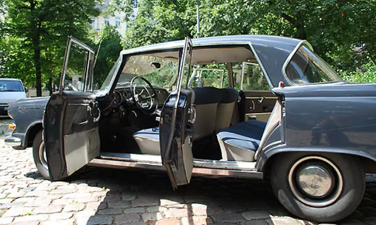 Auch-im-Innern-kann-er-mit-Stoffen-und-Komfort-glaenzen-die-sonst-nur-wesentlich-teurere-Autos-zu-bieten-hatten-Borgward-kaempfte-mit-dem-P-100-um-die-aufsteigende-Kundschaft-die-sich-nach-groesseren-Automobilen-umsah