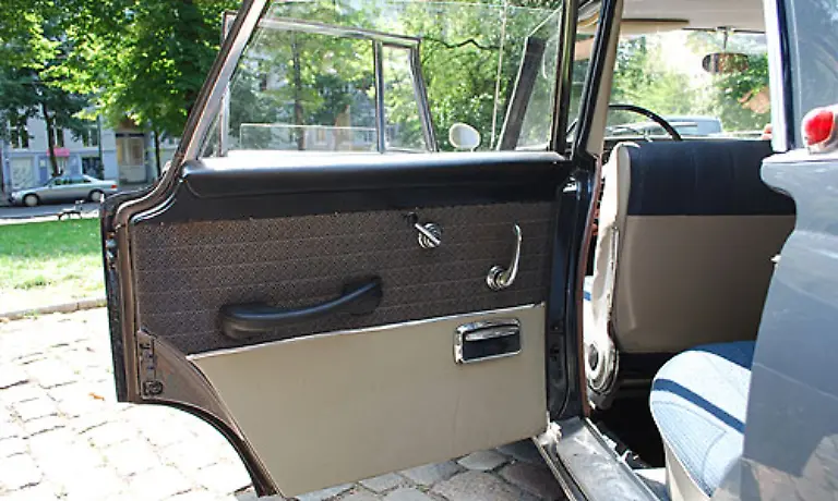 Die-Seitentueren-und-die-Rueckbank-haben-noch-den-Originalstoff-der-ab-Werk-eingebaut-wurde