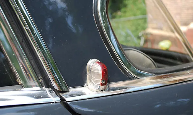 Zusaetzliche-Leuchten-an-der-C-Saeule-Das-Schicksal-wollte-es-dass-der-P-100-die-letzten-Tage-des-Borgward-Werks-miterleben-musste