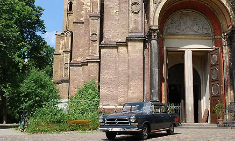 1960-brach-der-Export-der-Marke-ein-und-auch-Inland-sanken-die-Umsaetze-Der-stolze-Gruender-brauchte-Geld-von-der-Bank-und-eine-Buergschaft-ueber-30-Millionen-D-Mark-Doch-die-Presse-allen-voran-die-Bild-Zeitung-schuerten-Geruechte-ueber-eine-Pleite-des-Werks