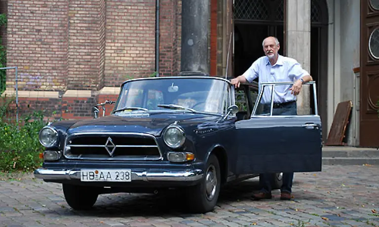 Borgward-selbst-erlitt-waehrend-der-Demontage-einen-Herzanfall-und-starb-am-28-Juli-1963-Deutschland-verlor-einen-grossen-Ingenieur-und-Traeger-des-Bundesverdienstkreuzes-Oldtimer-Freunde-halten-mit-den-Borgward-Automobilen-das-Andenken-an-ihn-hoch