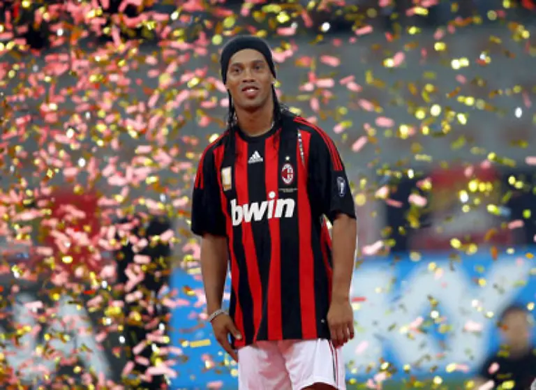 Und-beim-21-Millionen-teuren-Transfer-Ronaldinhos-zum-AC-Mailand-konnte-man-sich-einfach-des-Eindrucks-nicht-erwehren-dass-der-FC-Barcelona-das-weitaus-bessere-Geschaeft-gemacht-hat