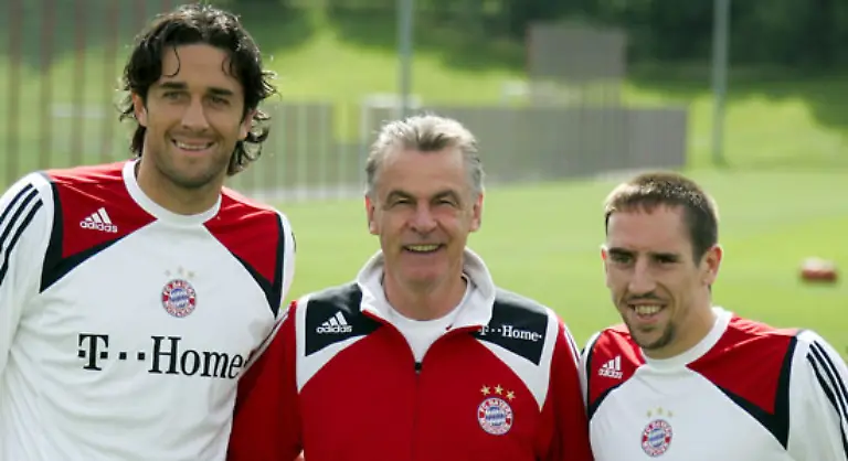 Und-drittens-nein-nein-Spaesschen-Dass-die-Bayern-sich-ihre-vermeintlich-grandiosen-Transfers-vom-Vorjahr-noch-einmal-angesehen-und-festgestellt-haben-koennten-dass-neben-den-knapp-40-Millionen-Euro-teuren-Top-Einkaeufen-Franck-Ribery-und-Luca-Toni