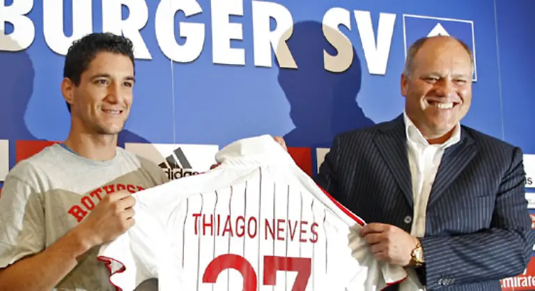Als-direkter-Ersatz-fuer-Spielgestalter-van-der-Vaart-wechselte-der-Brasilianer-Thiago-Neves-von-Fluminense-Rio-de-Janeiro-an-die-Elbe-Entweder-fuer-mehr-als-neun-Millionen-sid-was-einen-neuen-Transferrekord-fuer-den-HSV-bedeuten-wuerde-oder-fuer-7-5-Mio-dpa