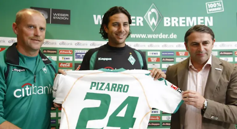 Bremen-hielt-sich-mit-Millionenausgaben-zurueck-aber-auch-bei-Werder-war-ein-Angreifer-aus-Peru-der-spektakulaerste-Neuzugang-Nach-sieben-Jahren-kehrte-Claudio-Pizarro-zu-Werder-zurueck-auf-Leihbasis-Bei-Chelsea-hatte-es-nur-zum-Stammplatz-auf-der-Bank-gereicht