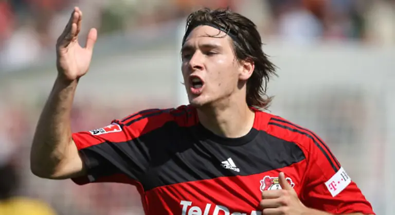 Hinter-Hamburg-und-Wolfsburg-mit-je-28-Millionen-Euro-sowie-dem-FC-Schalke-15-5-Mio-folgen-in-der-deutschen-Transferrangliste-uebrigens-Bayer-Leverkusen-11-4-das-mit-Patrick-Helmes-einen-echten-Hochkaraeter-holte