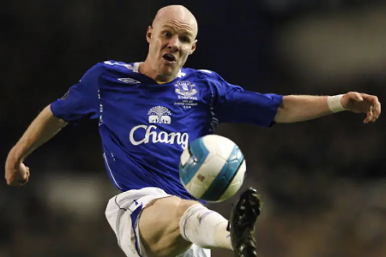 Beispiele-gefaellig-Voila-Andrew-Johnson-tauschte-in-der-englischen-Premier-League-die-Vereine-Den-Stuermer-zog-es-vom-FC-Everton-zum-FC-Fulham-fuer-einen-gedeckten-Scheck-ueber-13-5-Millionen-Euro