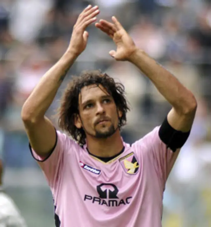 Der-eingangs-erwaehnte-Amaury-Angreifer-von-Beruf-und-bis-vor-kurzem-fuer-US-Palermo-auf-Torejagd-war-Juventus-Turin-sogar-22-8-Millionen-Euro-wert