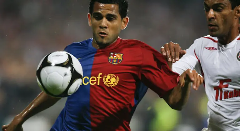 Der-FC-Barcelona-in-Spanien-gleich-fuer-vier-der-zehn-teuersten-Transfers-verantwortlich-leistete-sich-unter-anderem-den-brasilianischen-Weltklasse-Rechtsverteidiger-Daniel-Alves-vom-Ligakonkurrenten-FC-Sevilla-fuer-32-Millionen-Euro
