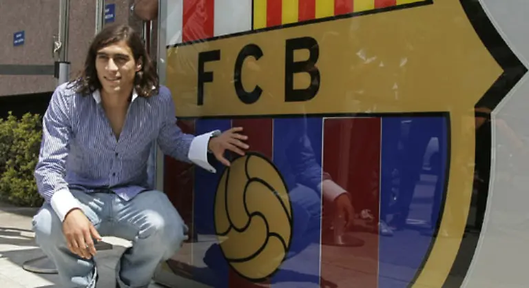 Damit-war-Alves-fast-doppelt-so-teuer-wie-sein-neuer-Verteidigerkollege-Martin-Caceres-den-Barca-fuer-16-5-Millionen-Euro-vom-FC-Villarreal-abwarb-Anekdoetchen-am-Rande-Fuer-Villarreal-hat-Caceres-nie-ein-Spiel-bestritten
