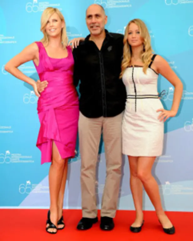 Theron-kam-uebrigens-an-den-Lido-um-den-Film-The-Burning-Plain-des-Mexikaners-Guillermo-Arriaga-vorzustellen-Rechts-posiert-ihre-junge-Kollegin-Jennifer-Lawrence