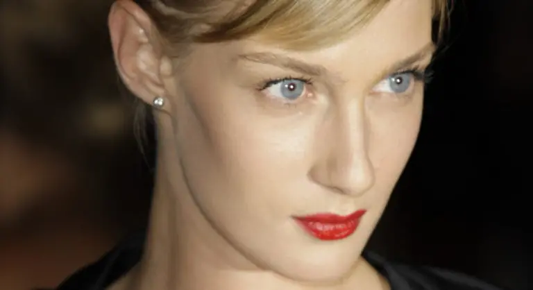 Von-Chanel-bis-Prada-von-Jean-Paul-Gaultier-bis-Armani-die-grossen-Modelabels-werben-um-die-Gunst-von-Model-Eva-Riccobono